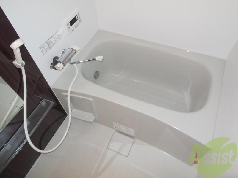 バス・シャワールーム　大きめの浴槽で一日の疲れを癒やしてください。