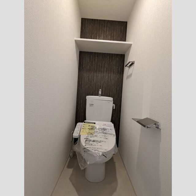 トイレ　人気アイテムの温水洗浄便座。清潔感のあるトイレです。