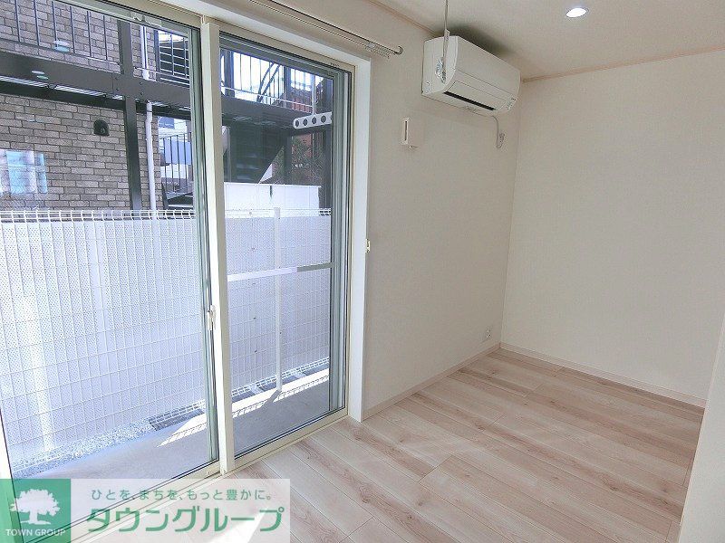 居室・リビング　白が基調の明るい室内！広々！1階はテラス、2.3階はバルコ…