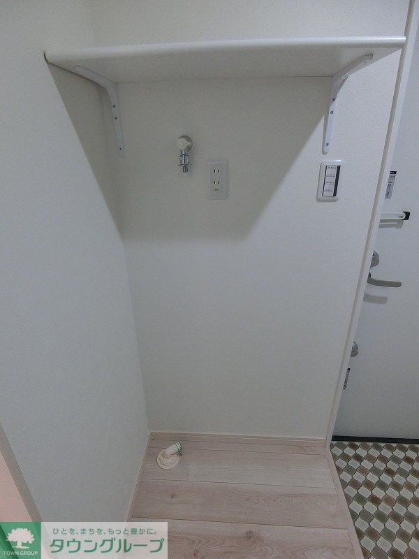 その他設備　洗濯機置き場は便利な棚付き