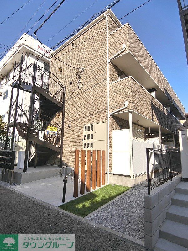 建物外観　重厚感のあるレンガ調の外観です！