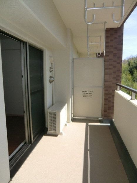 バルコニー　日当たりの良いバルコニー