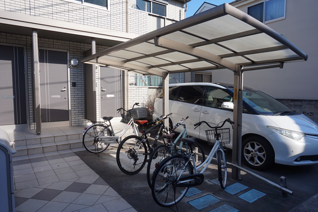 その他共有部分　雨の日でも安心して止められる屋根付の駐輪場です☆