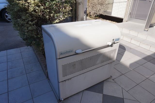 その他共有部分　蓋つきのゴミ置き場あります。衛生的ですね♪