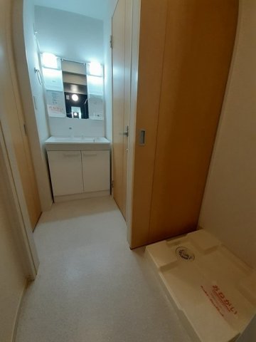 洗面設備　明るい洗面所です