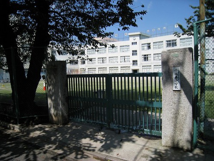 小学校　文京区立千駄木小学校（小学校）まで863m