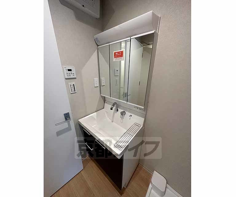 洗面設備　鏡裏収納つき