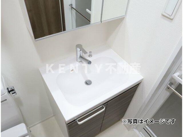 洗面設備　ゆったりとスペースのある洗面所