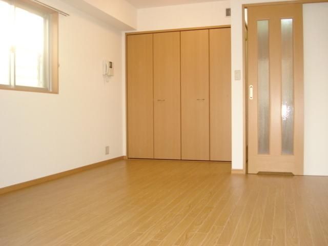 居室・リビング　２面採光の明るい洋室