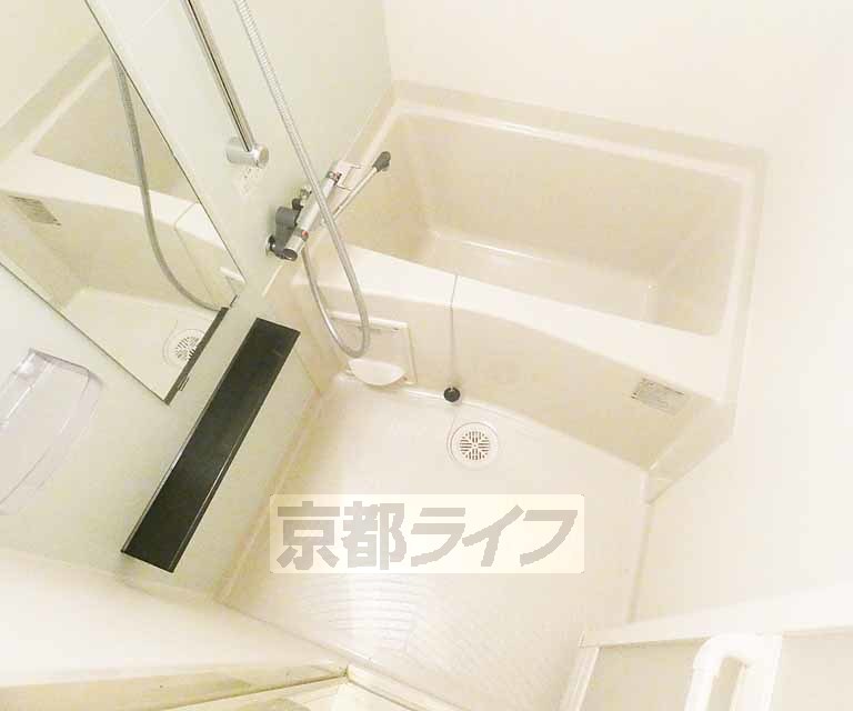 バス・シャワールーム　鏡のある便利なお風呂