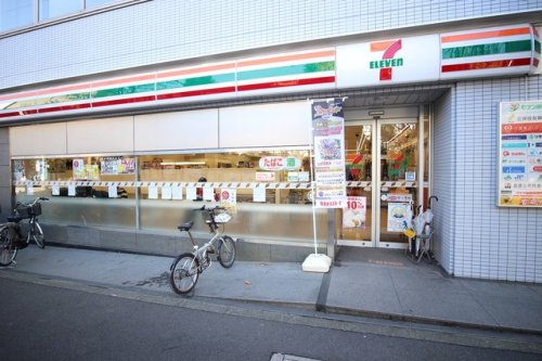 コンビニ　セブンイレブン 新宿余丁町店（コンビニ）まで447m