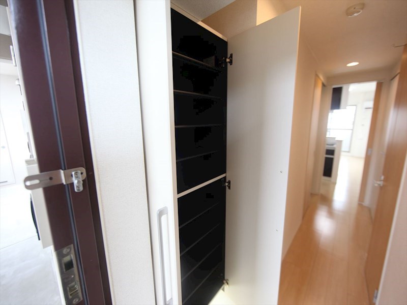 玄関　玄関　シューズボックス　姿見鏡付き（収納充実してます）