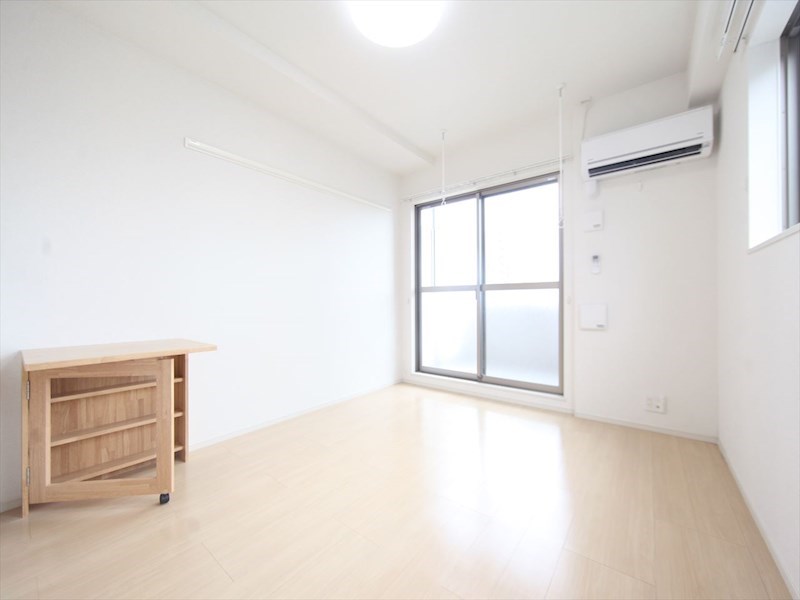 バルコニー　洋室9.8帖　エアコン完備　2面採光　バルコニー