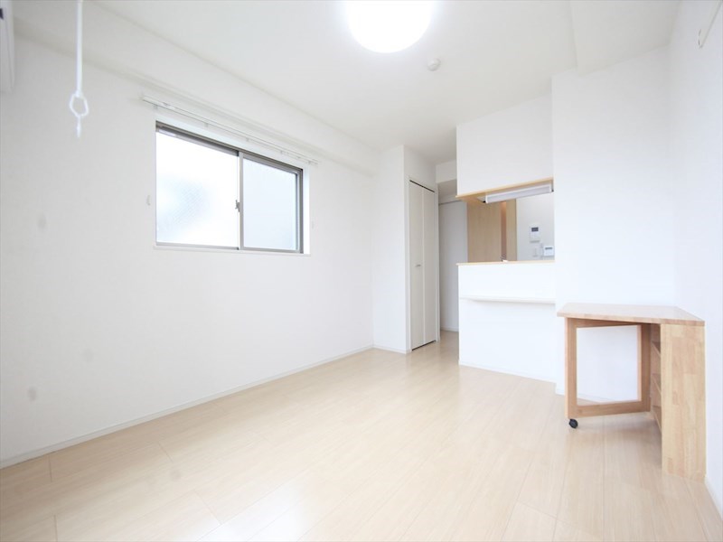 居室・リビング　洋室9.8帖　カウンターキッチン　クローゼット付