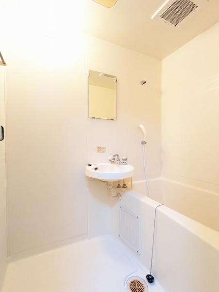 バス・シャワールーム　白基調で清潔感があります☆