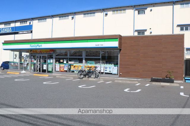 コンビニ　ファミリーマート（コンビニ）まで585m