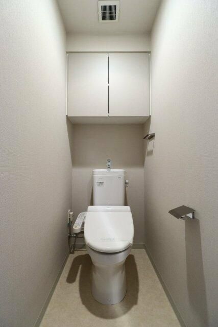 トイレ　落ち着いた色調のトイレです