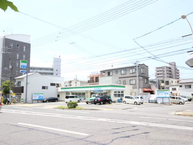 コンビニ　ファミリーマート（コンビニ）まで273m