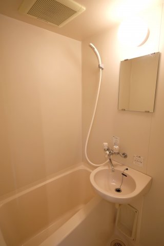 バス・シャワールーム　同タイプ・別室となります。現況優先と致します。