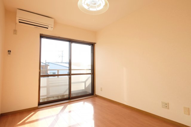 居室・リビング　同タイプ・別室となります。現況優先と致します。