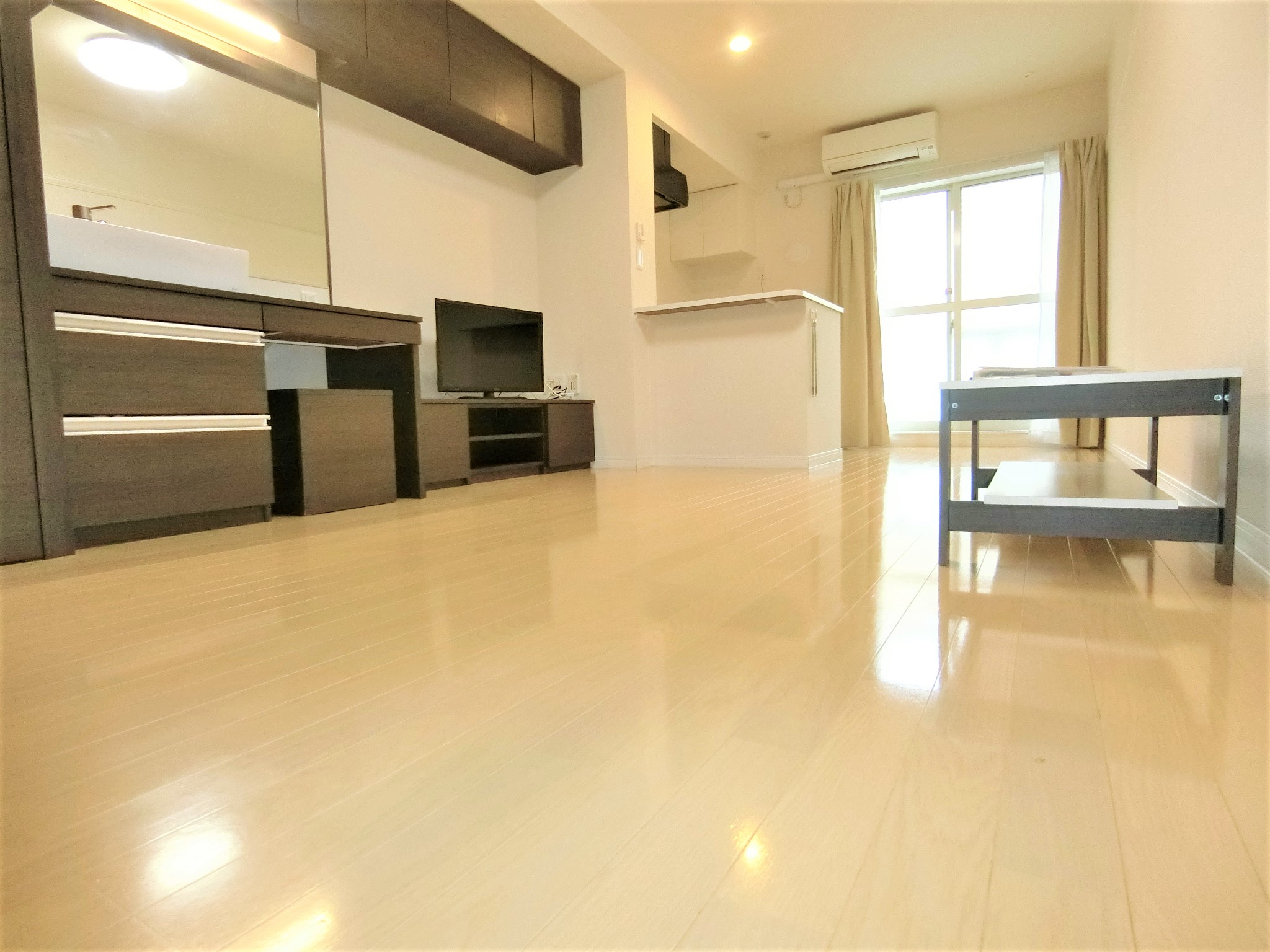 その他部屋・スペース　テレビ・ローテーブル・照明・カーテン・エアコンを完備☆