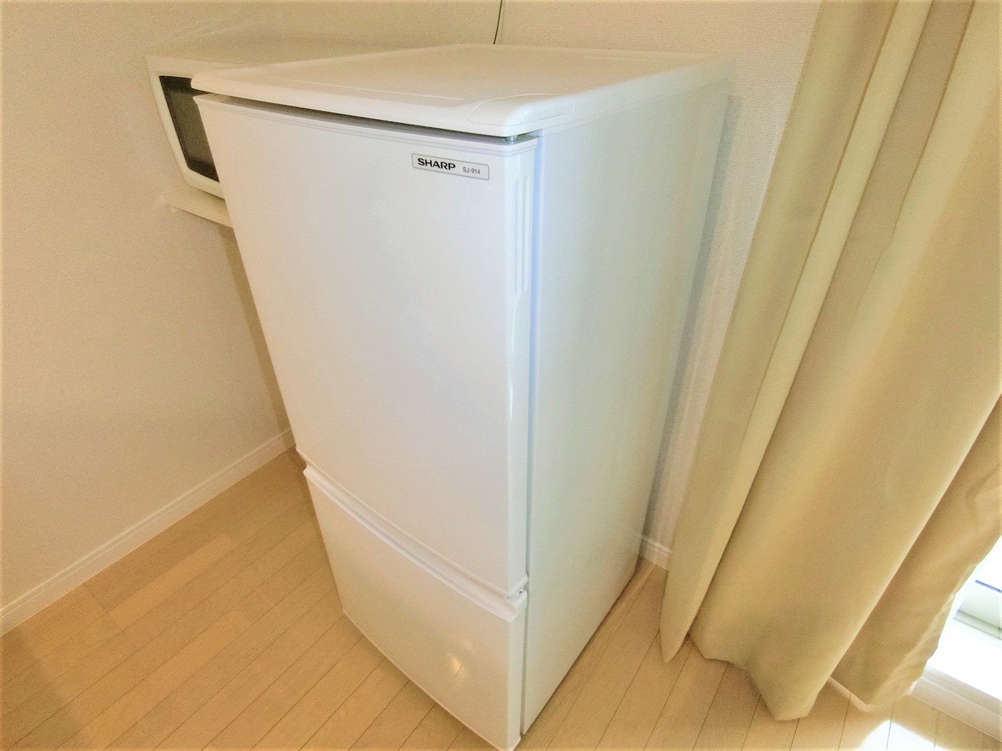 省エネ性能ラベル　2ドア冷蔵庫と電子レンジを完備です☆