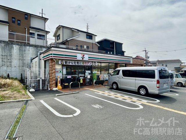 小学校　高槻市立安岡寺小学校（小学校）まで745m