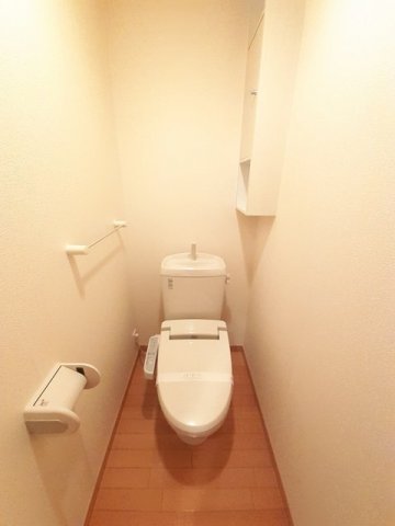 トイレ　落ち着いた色調のトイレです