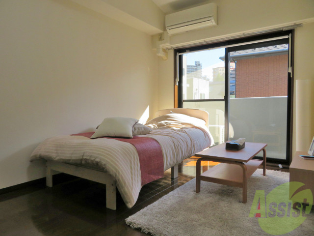 その他部屋・スペース　別の角度から洋室を撮影しました。２枚戸から陽が射しています。