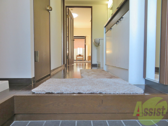 玄関　玄関の様子です。明るい印象ですね。気分もあがりそう。