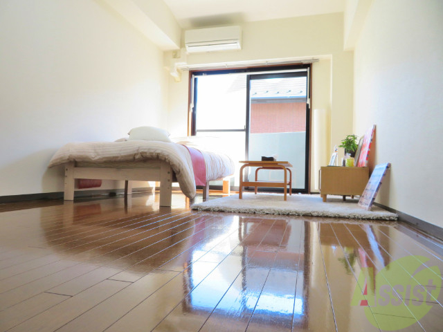 居室・リビング　８．７帖の洋室です。広々として、きれいですね。