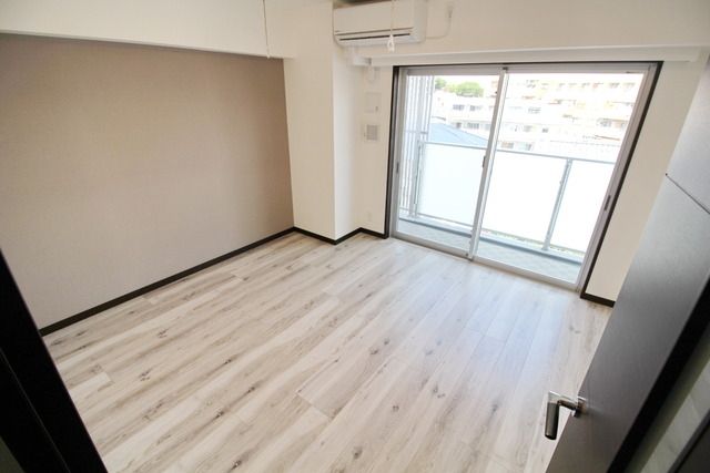 居室・リビング　★7.9帖の広々とした洋室★