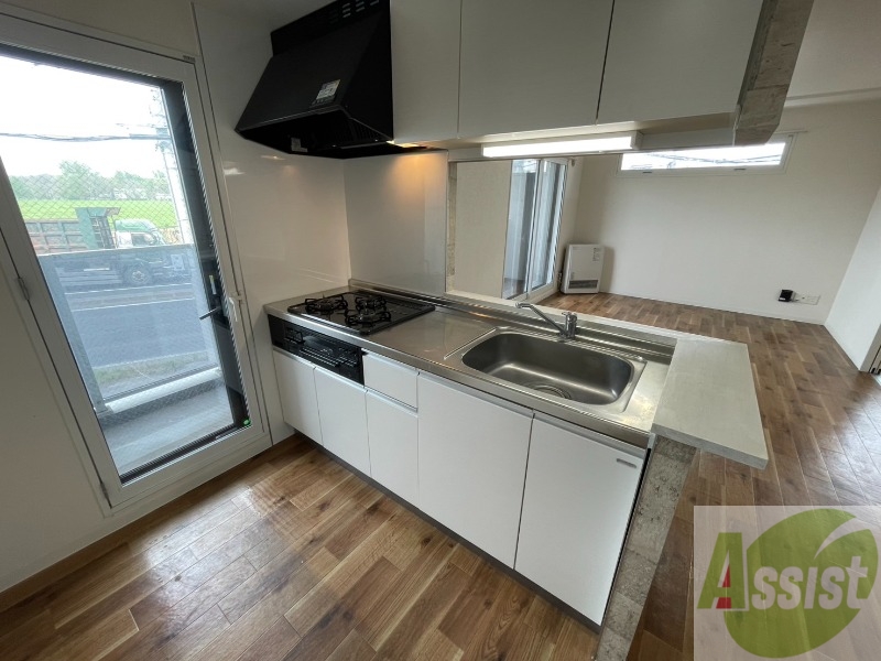 キッチン　洗い場が大きくて洗い物もしやすそうです。