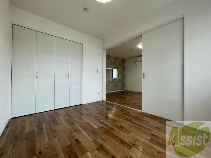 その他部屋・スペース　寝室はこちらです。光が差し込む、温かみのあるお部屋です。