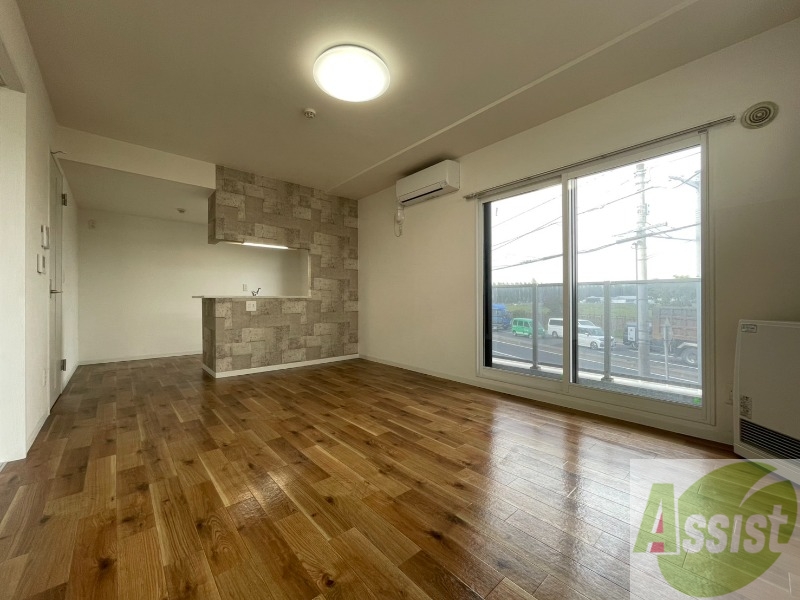 居室・リビング　リビングです。木目のフローリングが落ち着きますね。