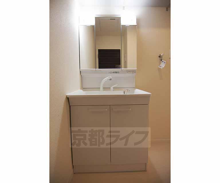 洗面設備　便利な独立洗面台です。