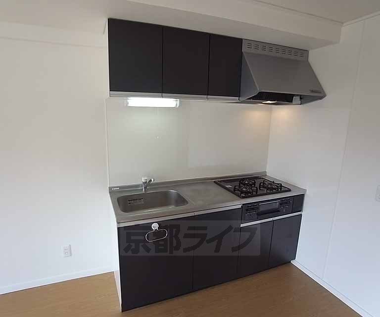 キッチン　３口コンロのシステムキッチンです。