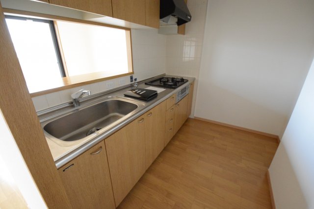 キッチン　3口ガスコンロ付きのシステムキッチン☆