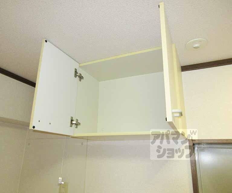 収納　洗濯機置き場の上に収納棚付いてます