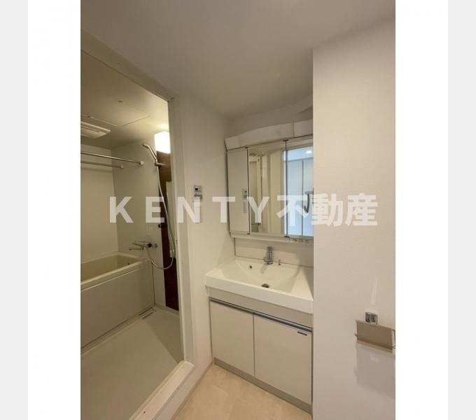 洗面設備　明るい洗面所です