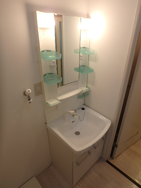 洗面設備　ドレッサーも充実してますね。