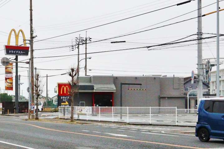 飲食店　マクドナルド２８号鳴門店（飲食店）まで694m