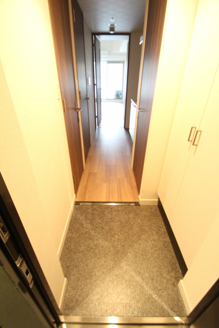 玄関　同間取の別室参考写真です。