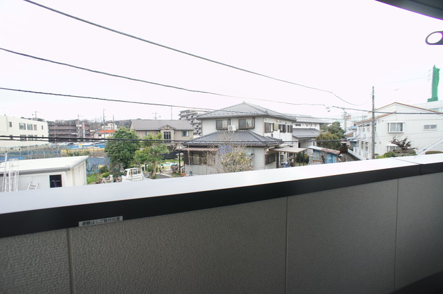 眺望　バルコニーからの景色です！圧迫感がないので暮らしやすい♪