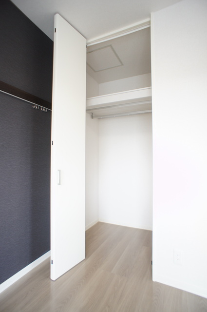 収納　パイプハンガーがあるのでたたまず衣類を掛けることができます♪
