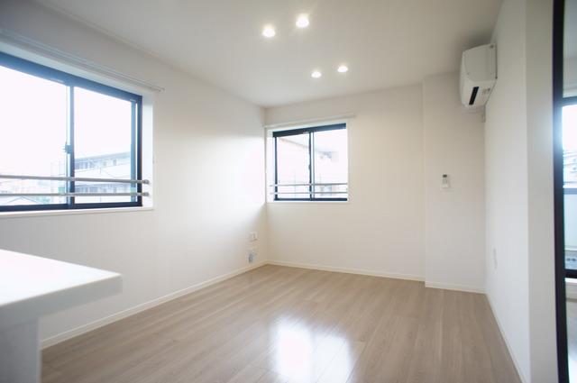 居室・リビング　採光と通風に優れた、開放感溢れるリビングダイニング♪