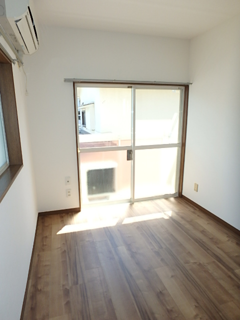 居室・リビング　綺麗にリノベされたお部屋です