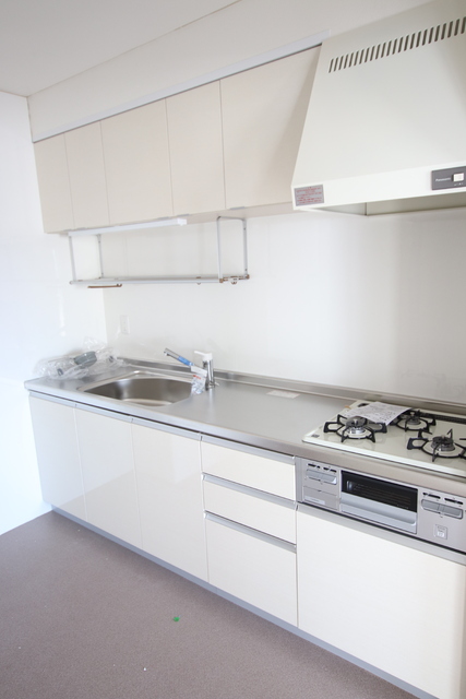 キッチン　ガス３口コンロのシステムキッチン・グリル付き