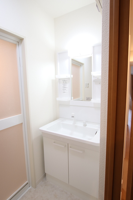 洗面設備　シャワー付き洗面台です