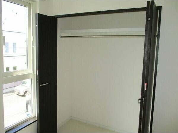 収納　壁一面のクローゼット付きです！